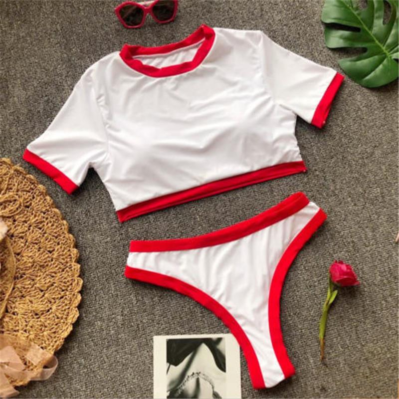 Costume da bagno rosso e blu a due pezzi