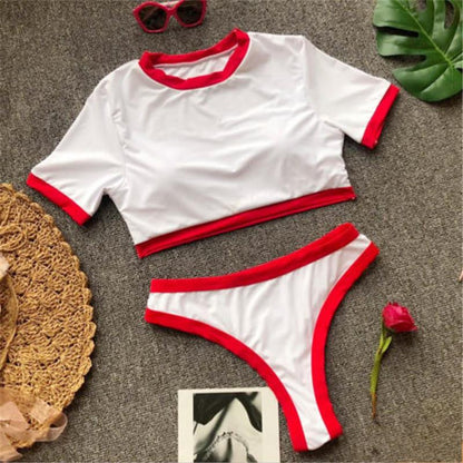 Costume da bagno rosso e blu a due pezzi