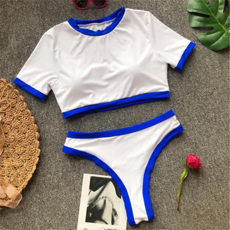 Costume da bagno rosso e blu a due pezzi