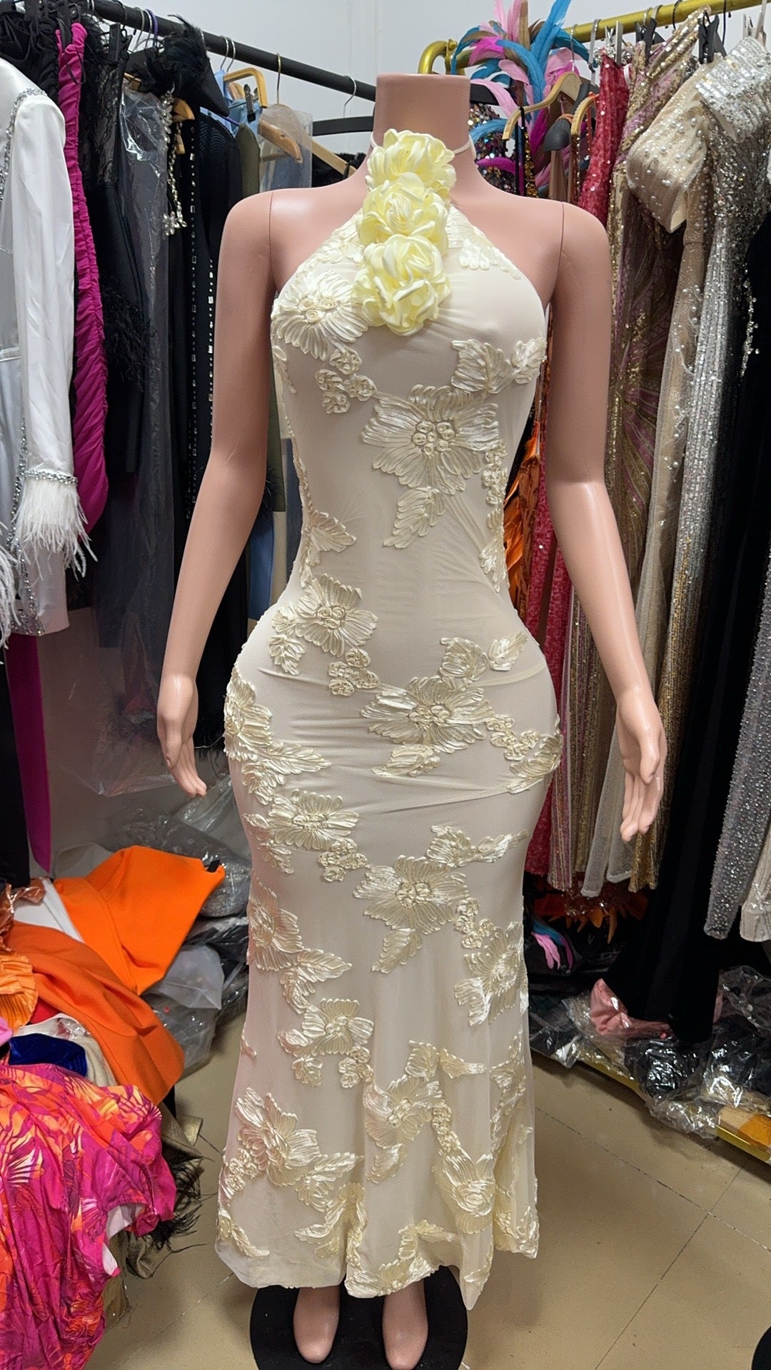 Vestito donna elegante senza maniche e scapolare, autunno 2025, collezione donna